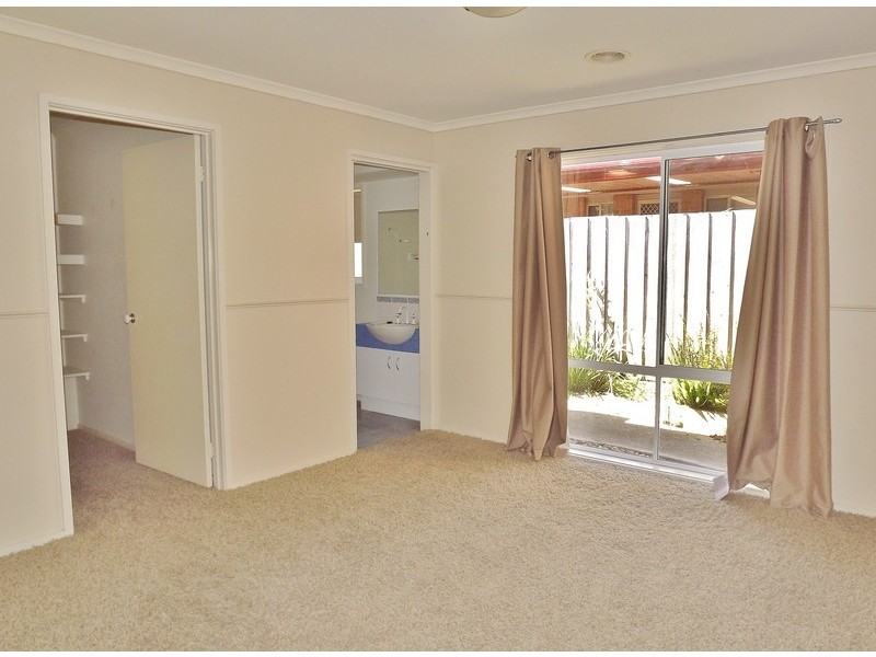 8 Fern Close, Newborough VIC 3825