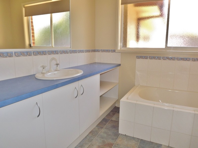 8 Fern Close, Newborough VIC 3825