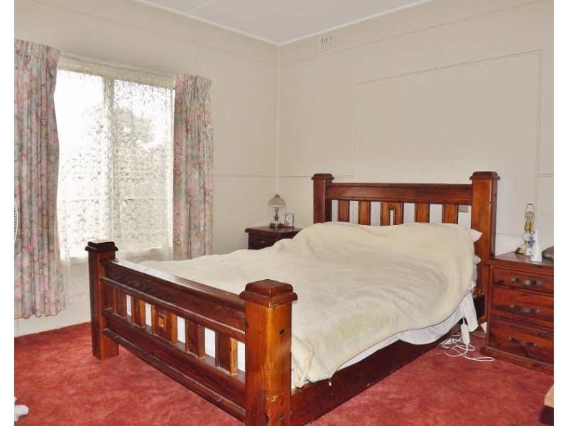 24 Thompsons Road, Newborough VIC 3825