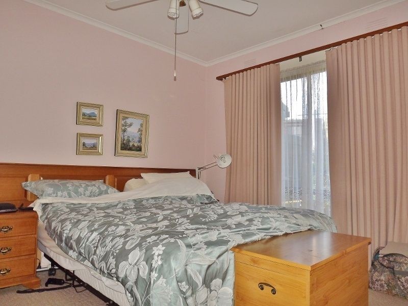 5 Smallburn Avenue, Newborough VIC 3825