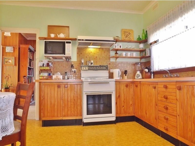 16 Alexander Avenue, Moe VIC 3825