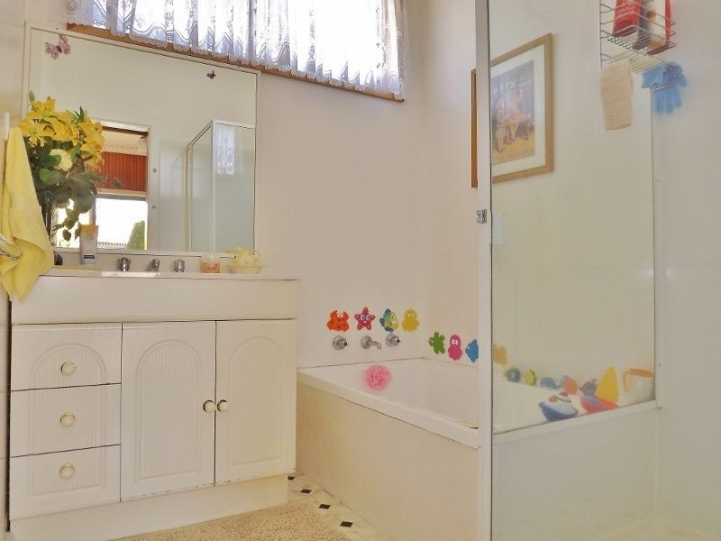 16 Alexander Avenue, Moe VIC 3825