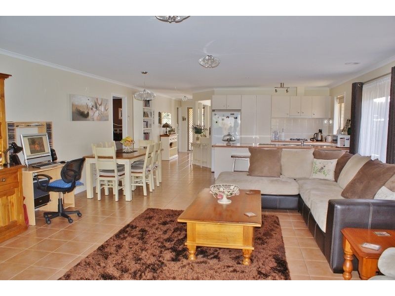 8 Amaroo Way, Newborough VIC 3825