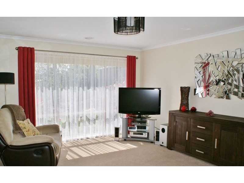 8 Amaroo Way, Newborough VIC 3825