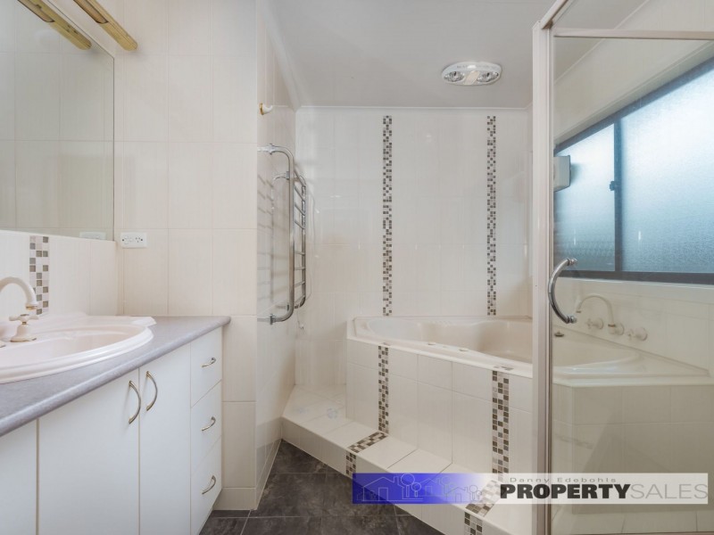 52 Dinwoodie Drive, Newborough VIC 3825