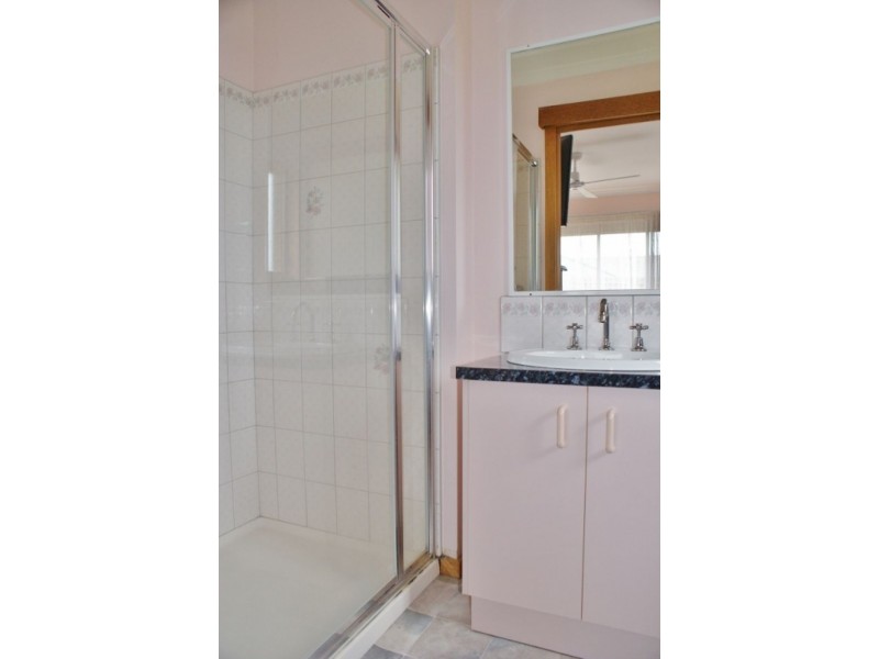 13 Dinwoodie Drive, Newborough VIC 3825