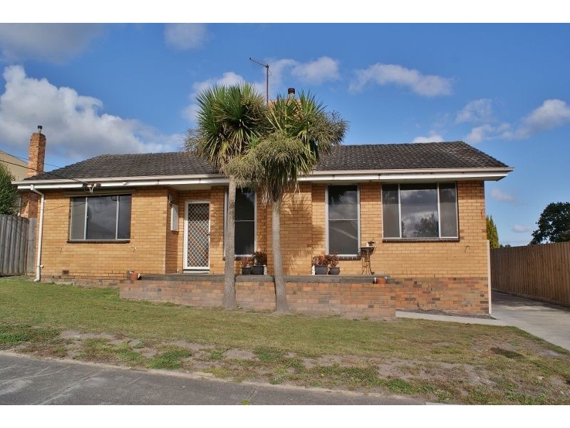 17 William Street, Newborough VIC 3825