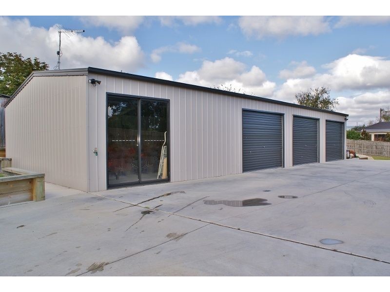 17 William Street, Newborough VIC 3825