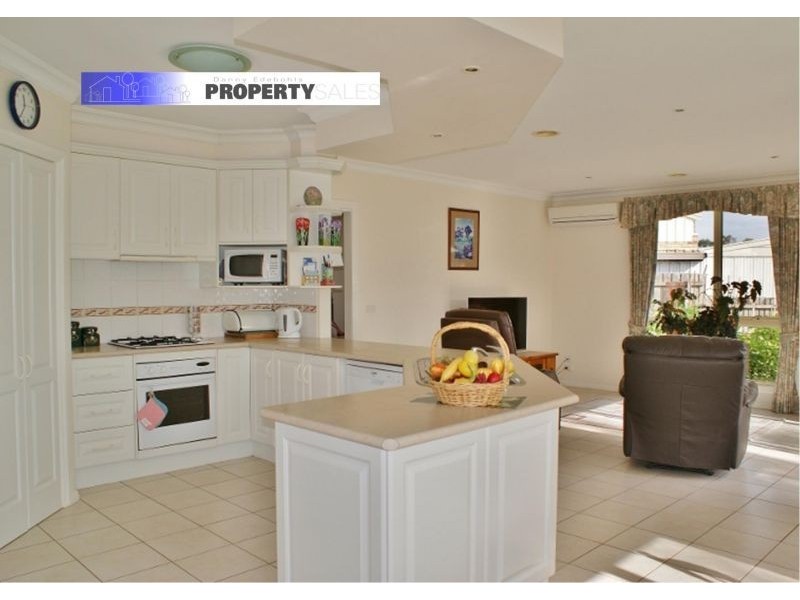 9 Crombe Court, Newborough VIC 3825