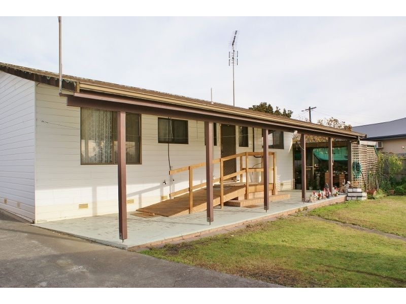 8 Malnham Crescent, Newborough VIC 3825