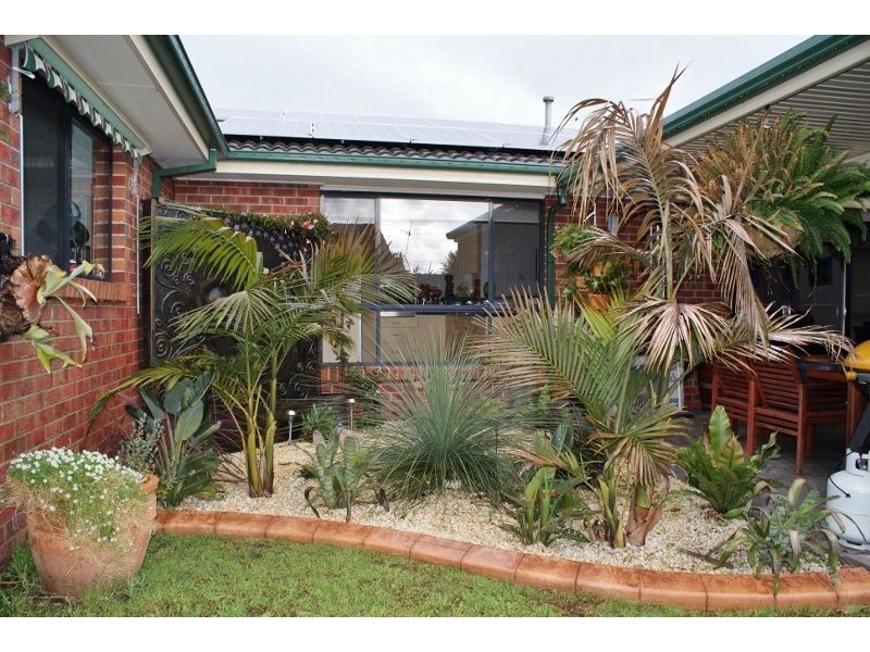 18 Saxtons Drive, Moe VIC 3825