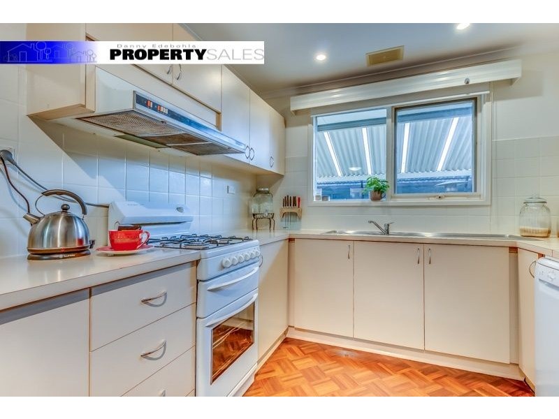 8 Colli Drive, Newborough VIC 3825