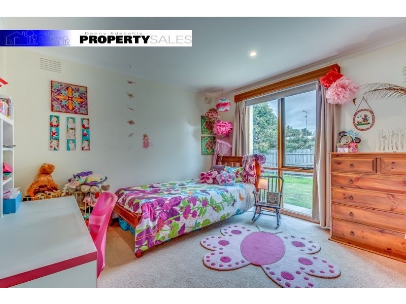 8 Colli Drive, Newborough VIC 3825
