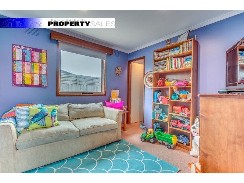 8 Colli Drive, Newborough VIC 3825