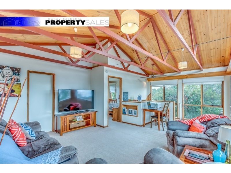 8 Colli Drive, Newborough VIC 3825