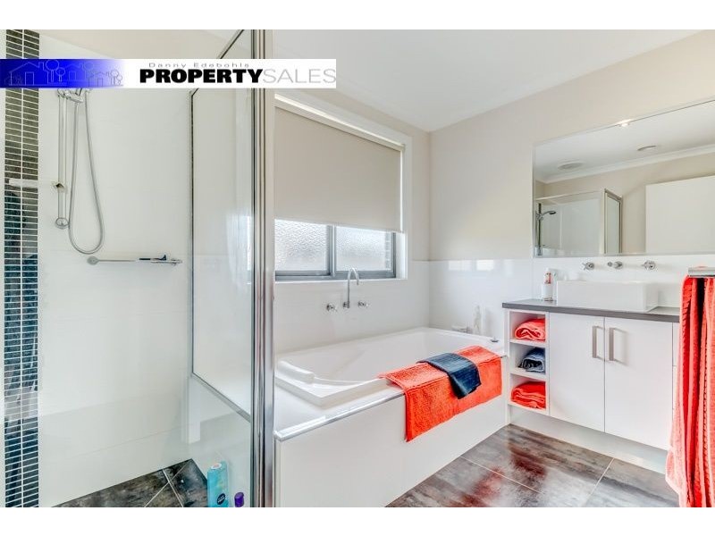 13 Villeneuve Drive, Trafalgar VIC 3824