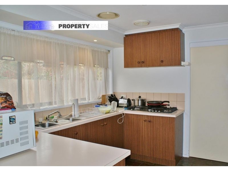 8 Hall Court, Newborough VIC 3825