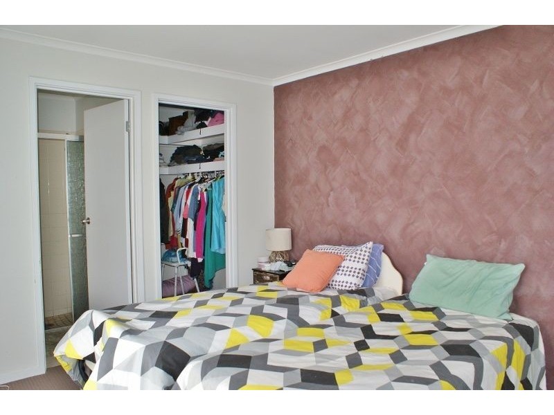 8 Hall Court, Newborough VIC 3825