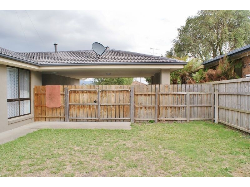 8 Hall Court, Newborough VIC 3825