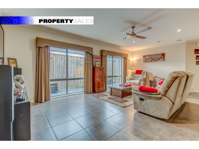 8 Robin Close, Newborough VIC 3825