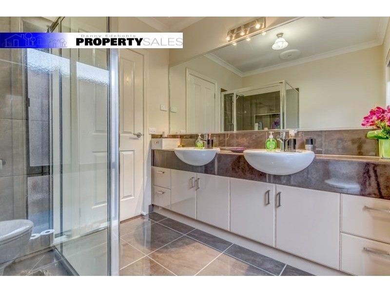 8 Robin Close, Newborough VIC 3825