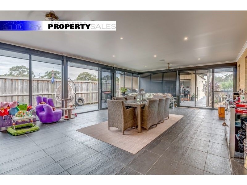 8 Robin Close, Newborough VIC 3825