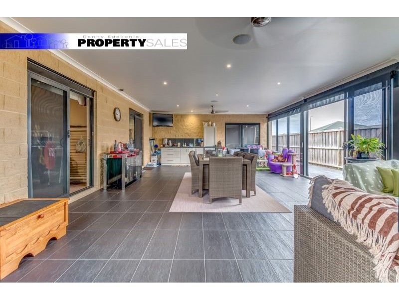 8 Robin Close, Newborough VIC 3825