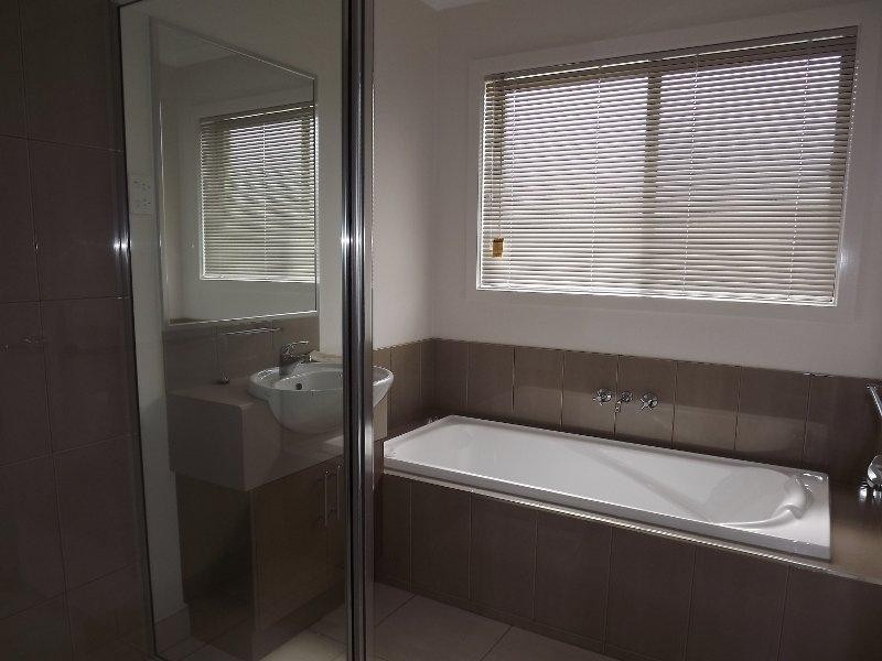 1/16 Sweetwater Place, Moe VIC 3825