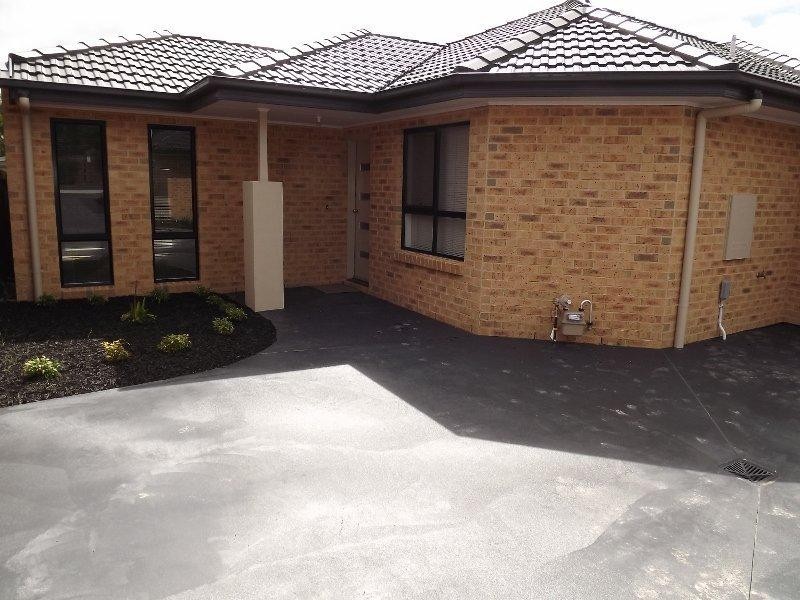 2/64 Service Rd, Moe VIC 3825