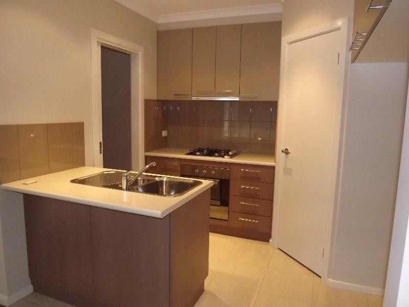 2/64 Service Rd, Moe VIC 3825