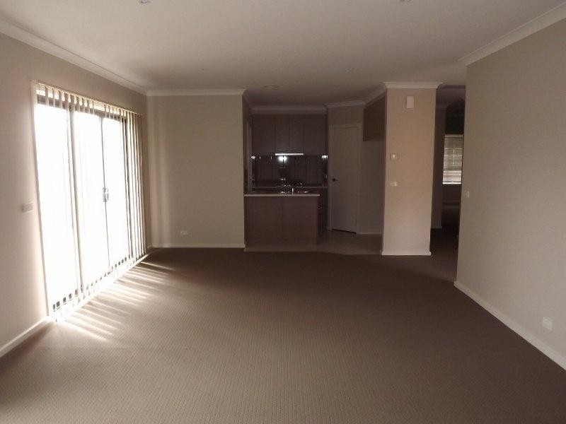 2/64 Service Rd, Moe VIC 3825