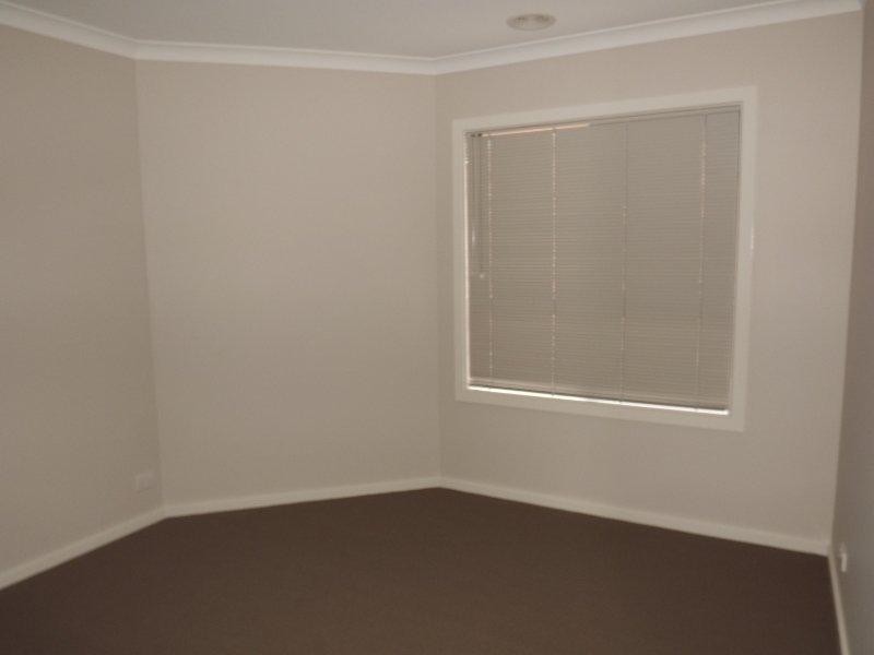 2/64 Service Rd, Moe VIC 3825