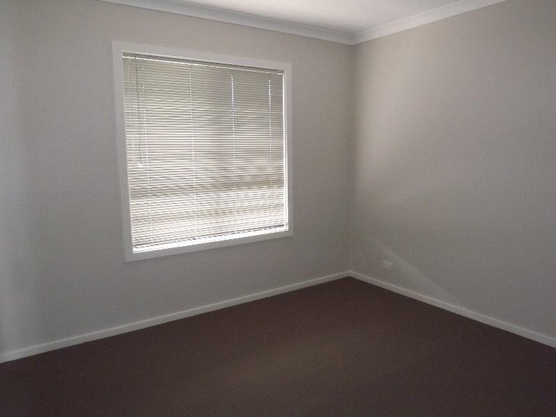 2/64 Service Rd, Moe VIC 3825