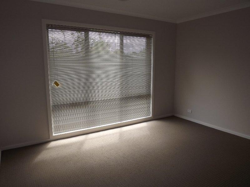 2/64 Service Rd, Moe VIC 3825