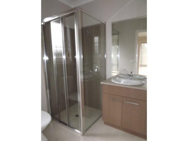 2/64 Service Rd, Moe VIC 3825