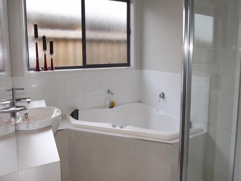 5 Robin Close, Newborough VIC 3825
