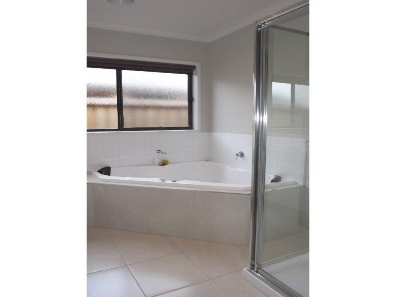 5 Robin Close, Newborough VIC 3825
