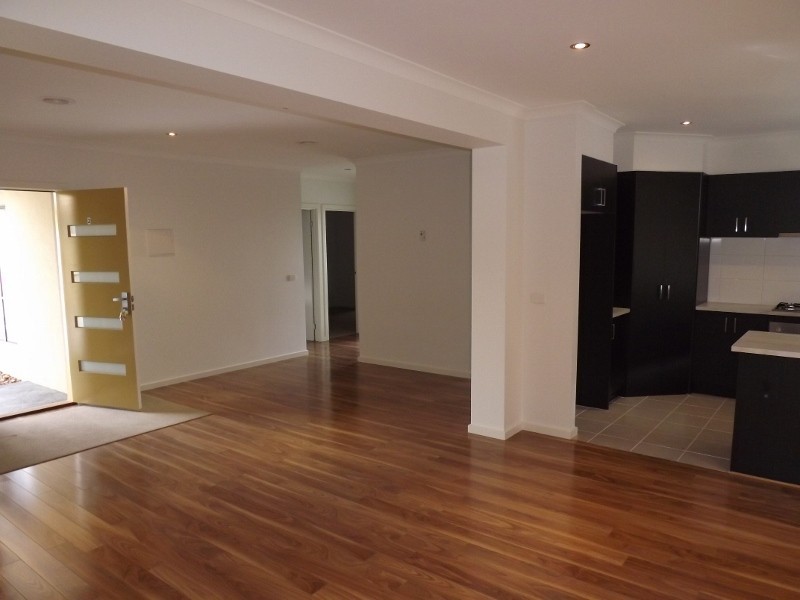 2/10 Sweetwater Place, Moe VIC 3825