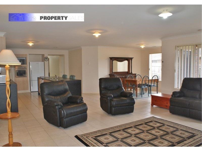 21 Dinwoodie Drive, Newborough VIC 3825