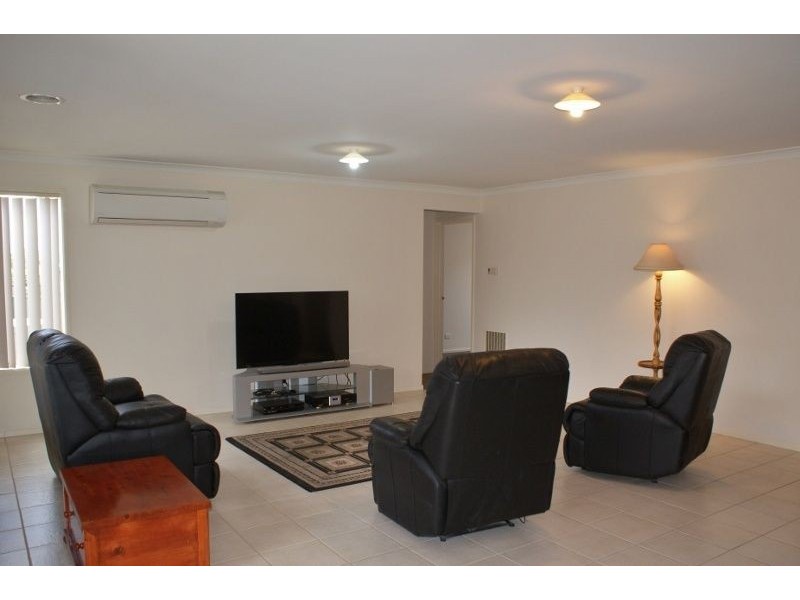 21 Dinwoodie Drive, Newborough VIC 3825