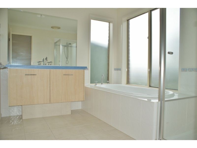 21 Dinwoodie Drive, Newborough VIC 3825