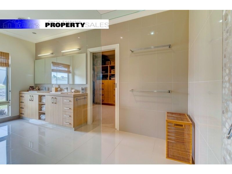 102 Borrmans Street, Moe South VIC 3825