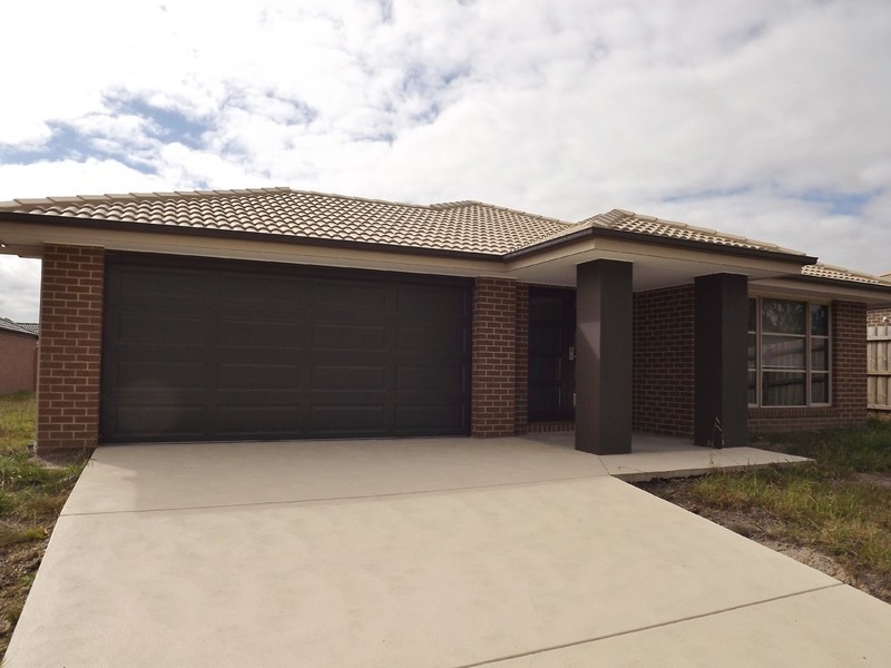 8 Sweetwater Place, Moe VIC 3825