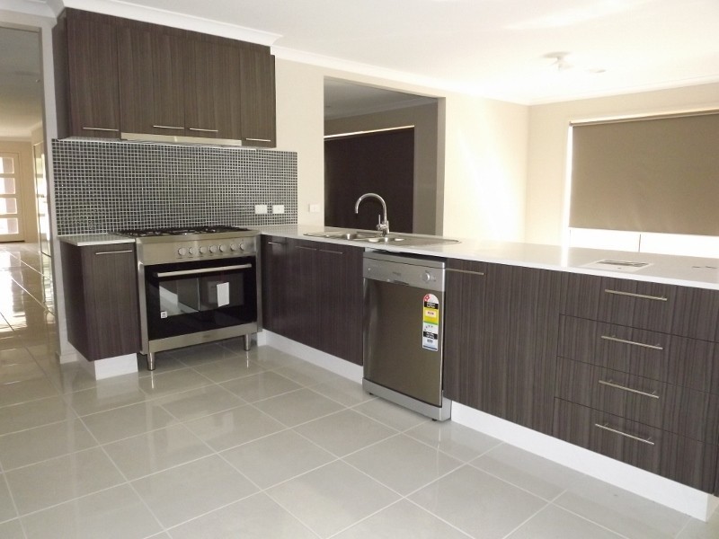 8 Sweetwater Place, Moe VIC 3825