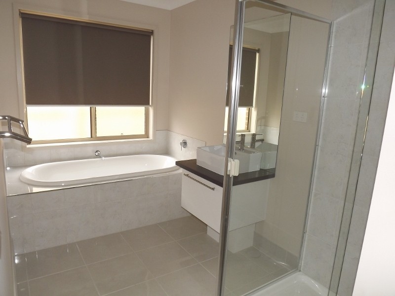 8 Sweetwater Place, Moe VIC 3825