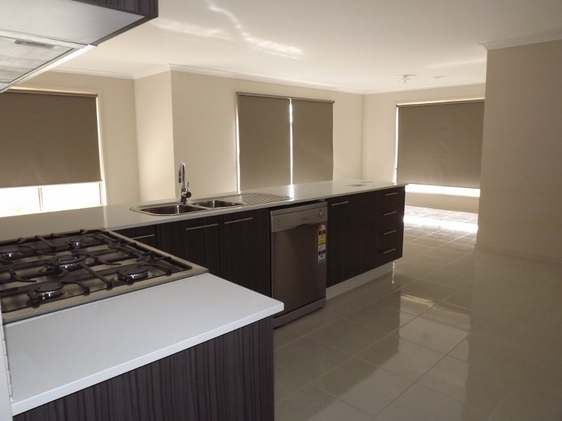 8 Sweetwater Place, Moe VIC 3825