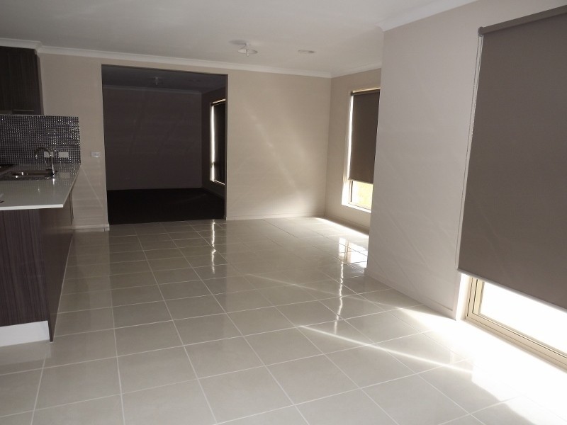 8 Sweetwater Place, Moe VIC 3825