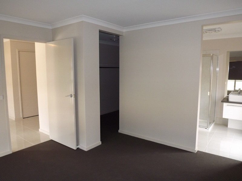 8 Sweetwater Place, Moe VIC 3825