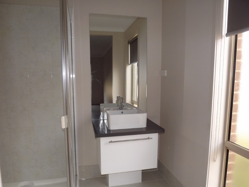 8 Sweetwater Place, Moe VIC 3825