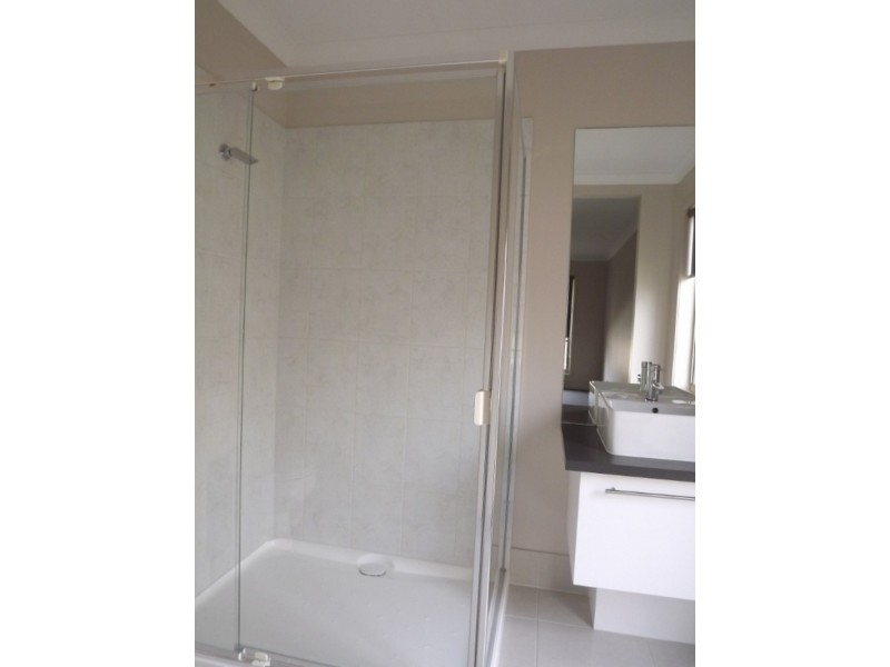 8 Sweetwater Place, Moe VIC 3825